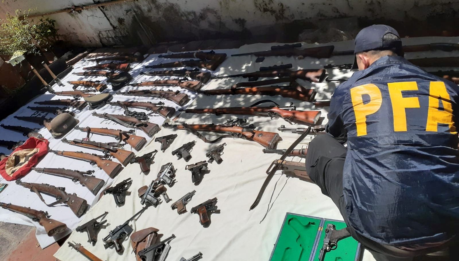 Polis Baskını Şaşkınlık Yarattı: Evde Nazi Cephaneliği Ele Geçirildi!