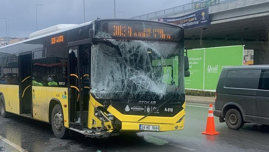 İETT Otobüsü Minibüsle Çarpıştı: 3 Kişi Yaralı!