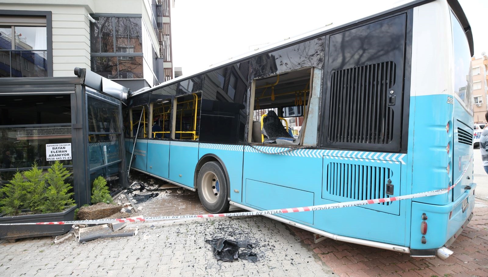 Halk Otobüsü Kafeye Daldı: 5 Yaralı!