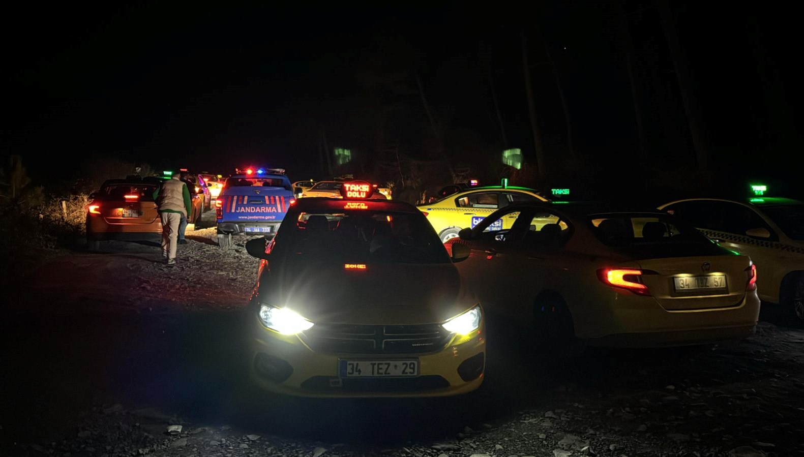 Arnavutköy'de Korku Dolu Anlar: Taksiciye Saldırı ve Gaspa Ulaşan Şok Olay!