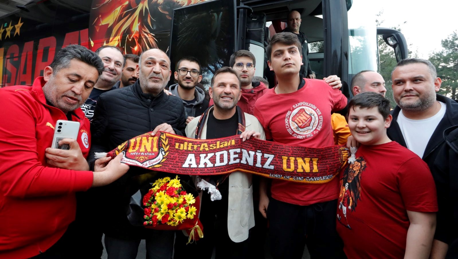 Okan Buruk ve Taraftarlar Arasındaki Göz Alıcı Diyalog: