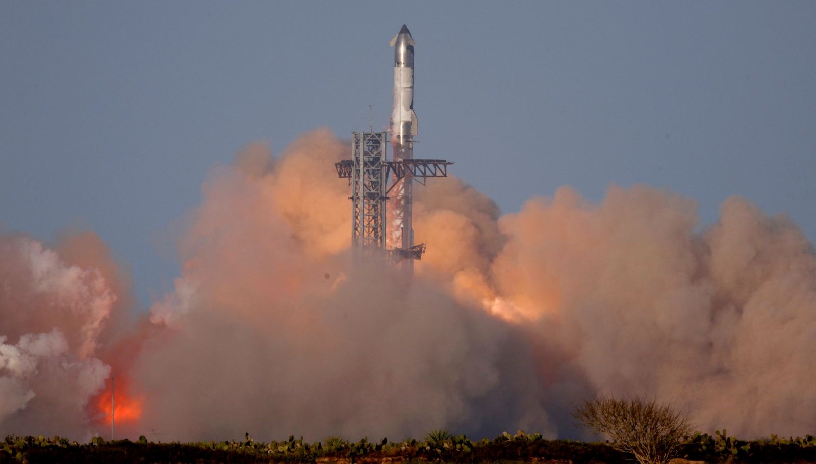 Uzay Tahtına Bir Adım Daha: SpaceX, Starship'in 8. Uçuş Denemesini Başarıyla Tamamladı