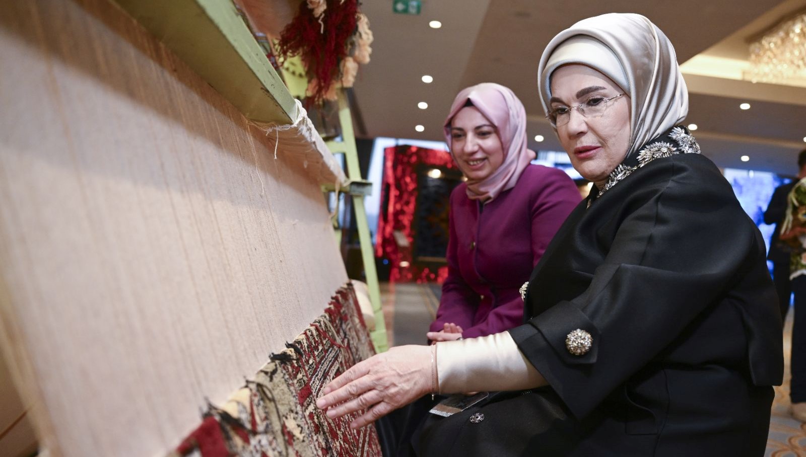 Emine Erdoğan’ın Ördesi: Halı Açık Artırmada Satışa Sunuldu, Geliri Depremzede Kadınlara Destek Olacak!