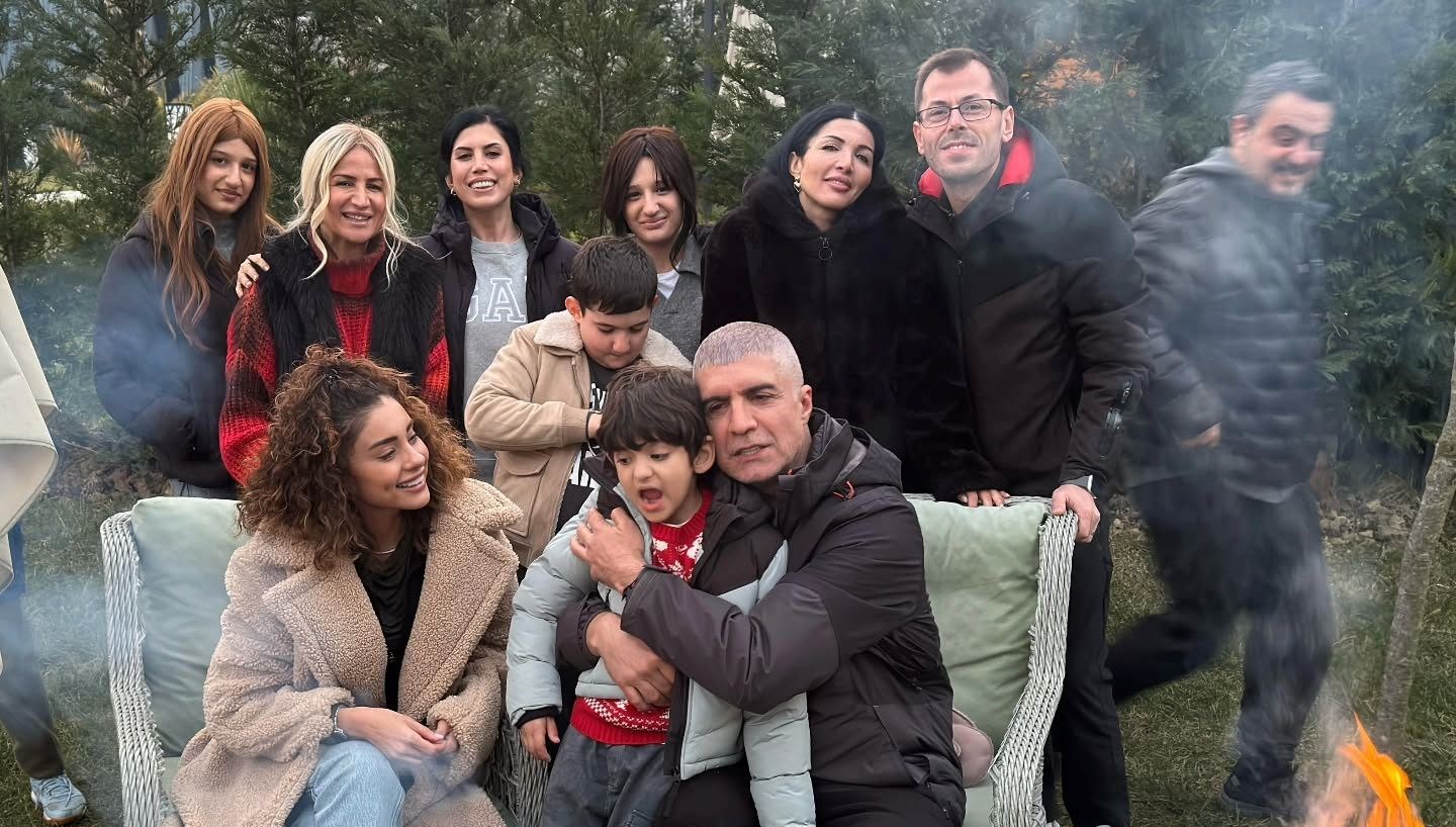 Özcan Deniz'den Görsel Bir Cevap: Yanıtı Fotoğraflarla Verdi!