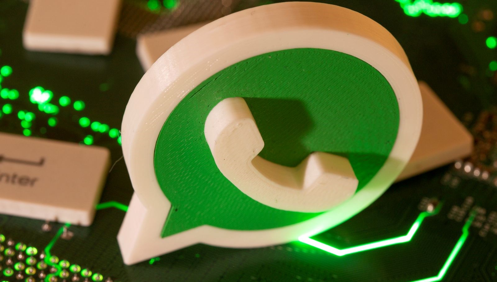 WhatsApp’a Yapay Zeka İle Sohbet Arkadaşları: Kendi Karakterini Seç!
