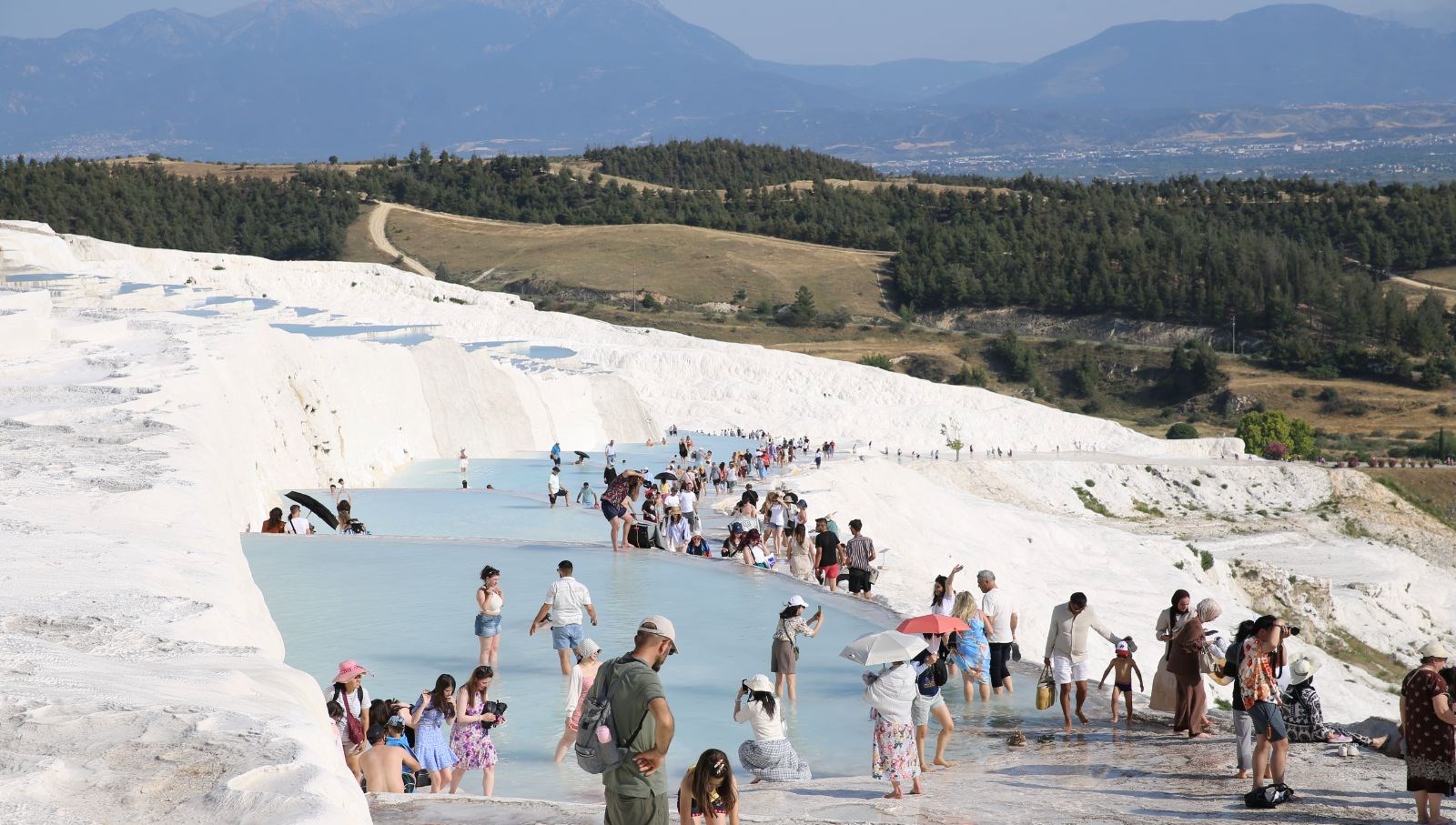 Pamukkale'de Bayram Coşkusu: Tatilciler Akın Akın Geldi!