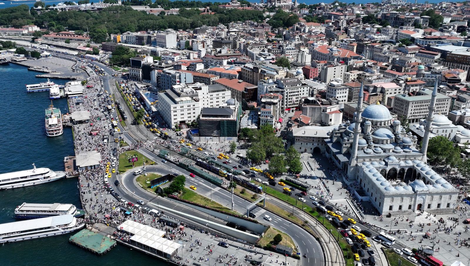 İstanbul'un Turistik Mekanlarında İnsan Seline Rağmen Yoğunluk: Meydanlar Tıka Basa Dolu!