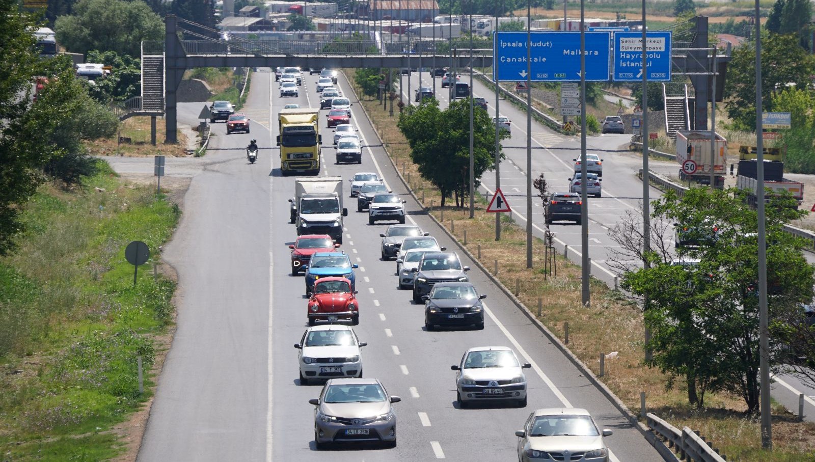 İstanbul'a Dönüş Başladı: Giriş Noktalarında Kalabalık Artışı Gözlemleniyor