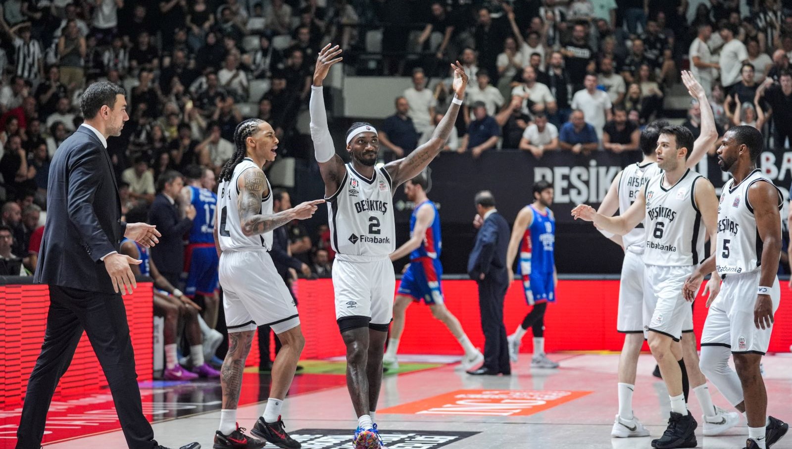 Beşiktaş, Anadolu Efes'i Farkla Geçerek Galibiyetini Kutladı!