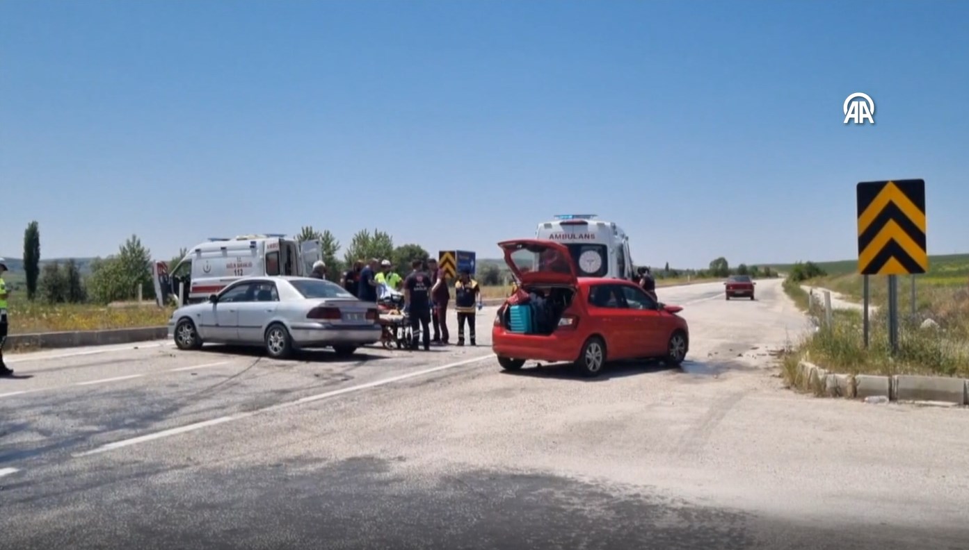 Çorum'da Korkutan Kazada İki Araç Çarpıştı: Dört Kişi Yaralandı!