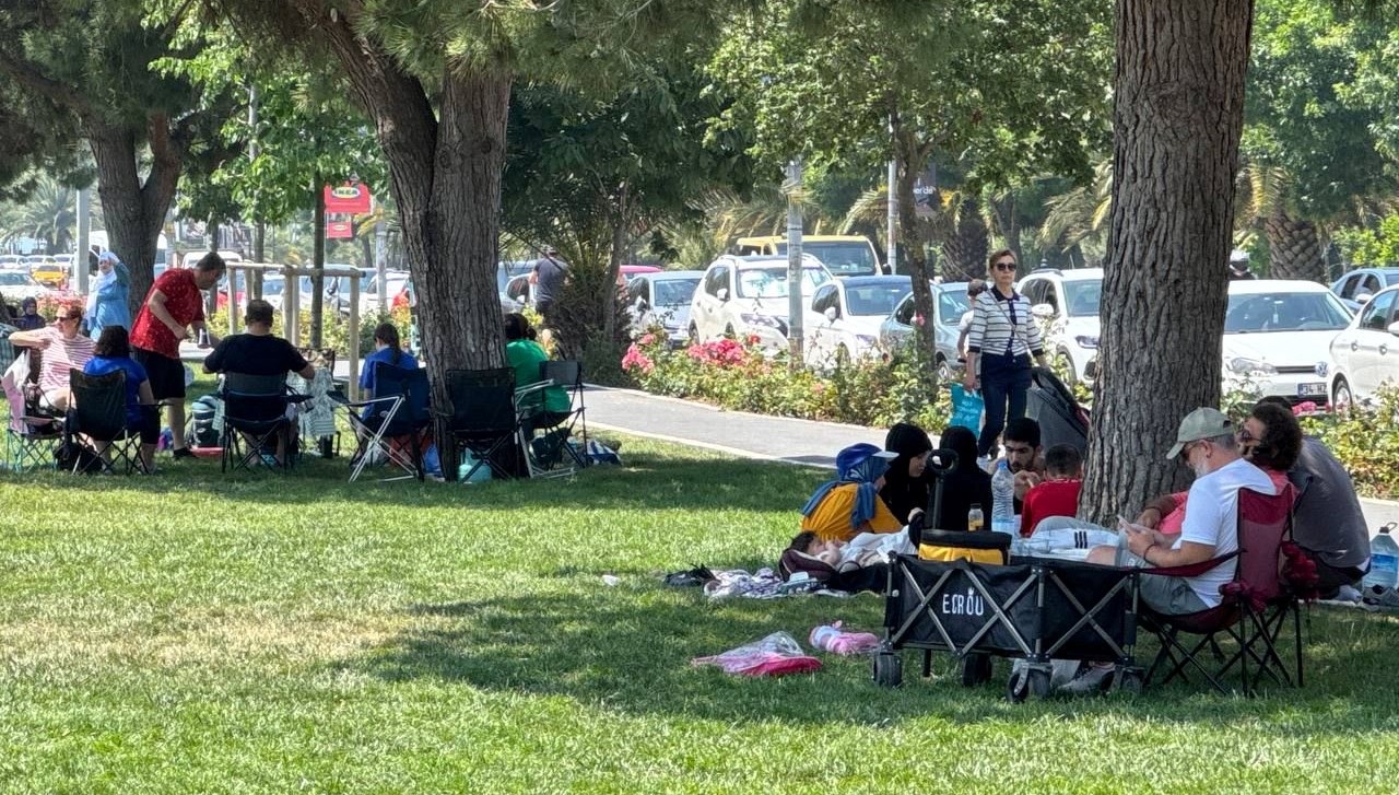 İstanbul'da Bayram Coşkusu: Vatandaşlar Sahil ve Parklara Akın Etti!
