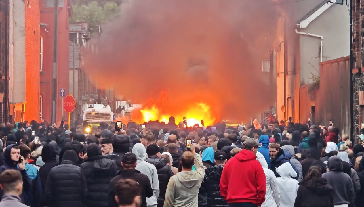 Kuzey İrlanda'da Cinsel Saldırıya Karşı Protesto: Evler Alev Alev!