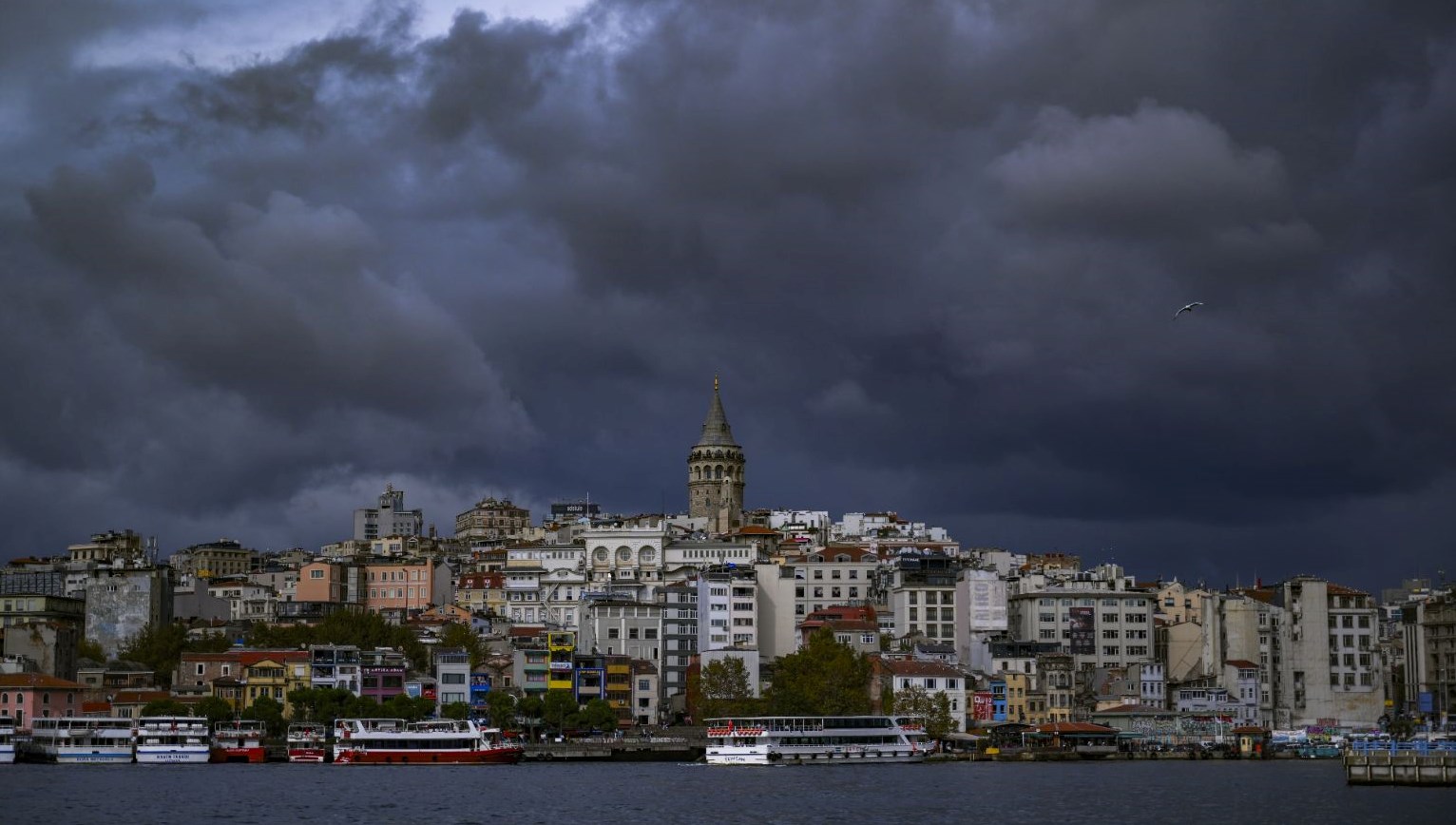 İstanbullular, hazırlığınızı yapın! Yağmur geliyor, hava kara bulutlarla kaplanacak!
