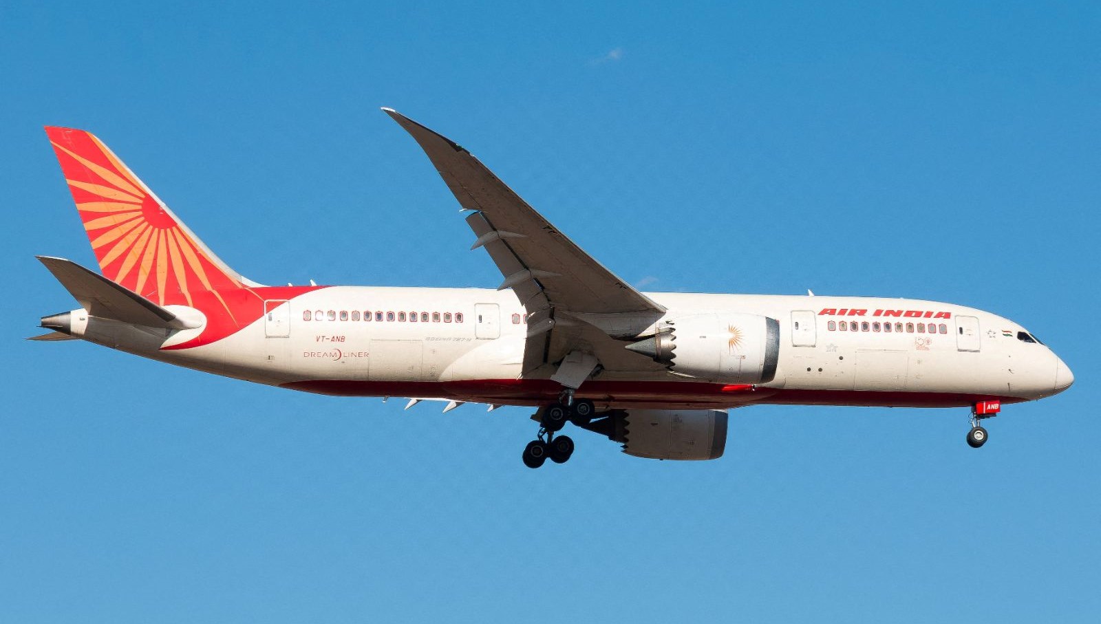 Air India kazasında sır perdesi aralanıyor: Yardımcı pilotun hatası mı krizi tetikledi?