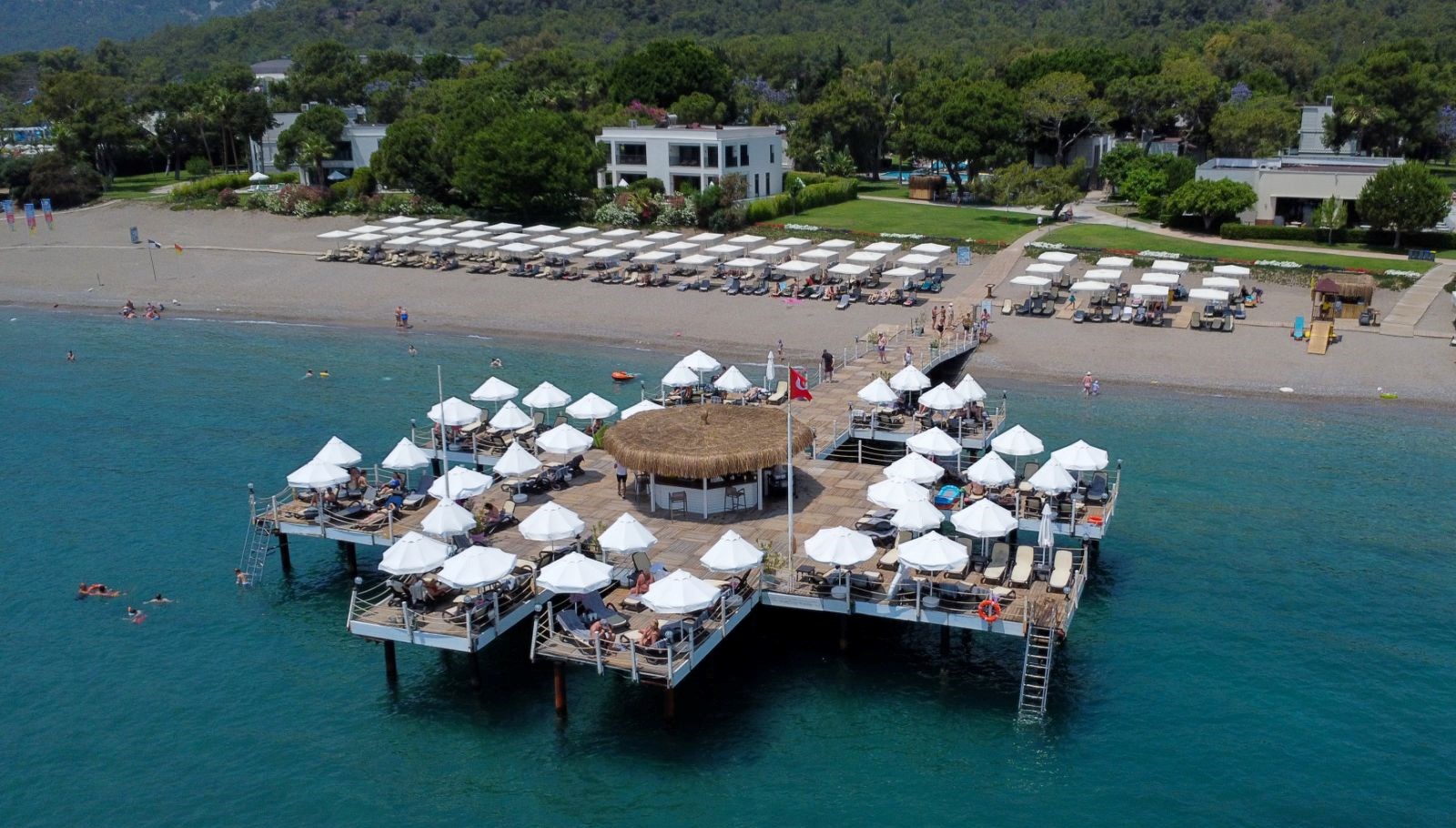 Plajlar, yazın sıcak günlerinde tatilcilerle dolup taştı!