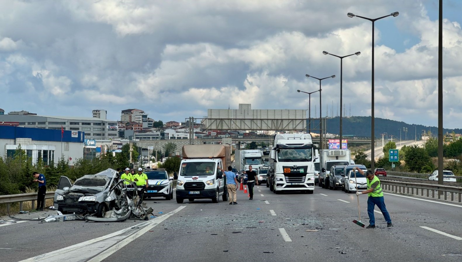 Otoyolda korkutan kaza: Üç kişi arabanın içinde mahsur kaldı!