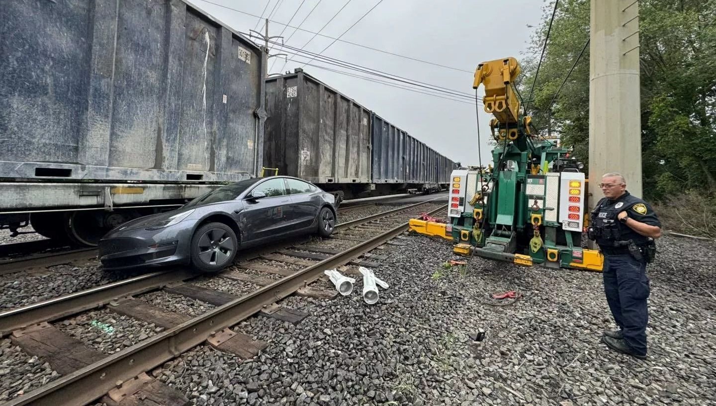 Tesla'nın Otonom Sürüşü: Raylarda Bir Kaza ve Tren Çarpması