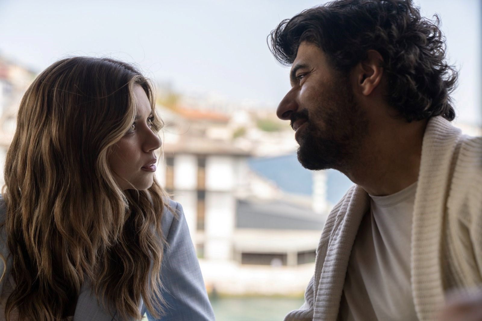 Afra Saraçoğlu ve Engin Akyürek'in Birlikte Parladığı Yeni Dizi: İstanbul Aşkım!