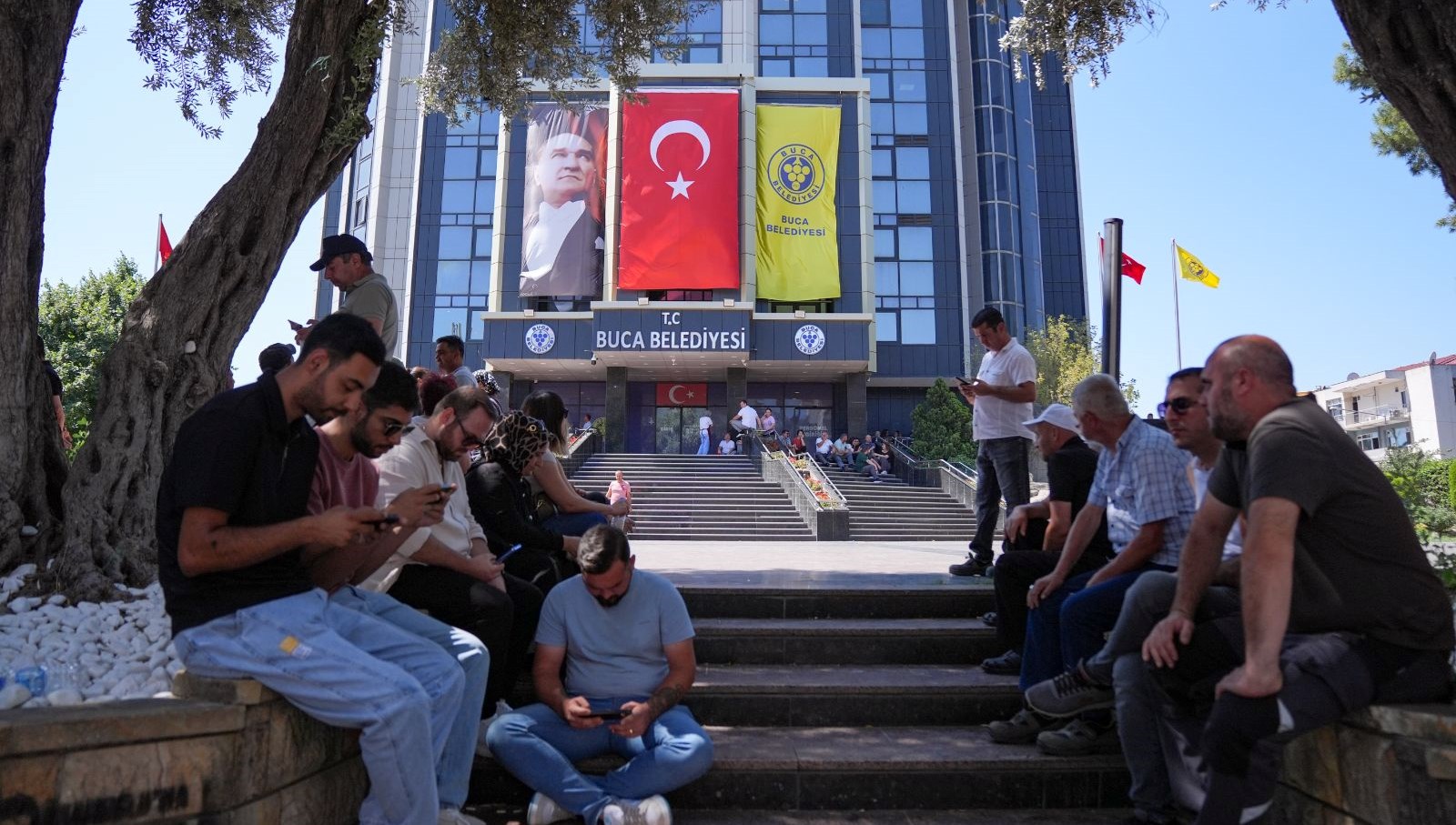 Maaşsız Kalan İşçiler Genel Merkez Önünde Oturma Eylemi Gerçekleştirdi