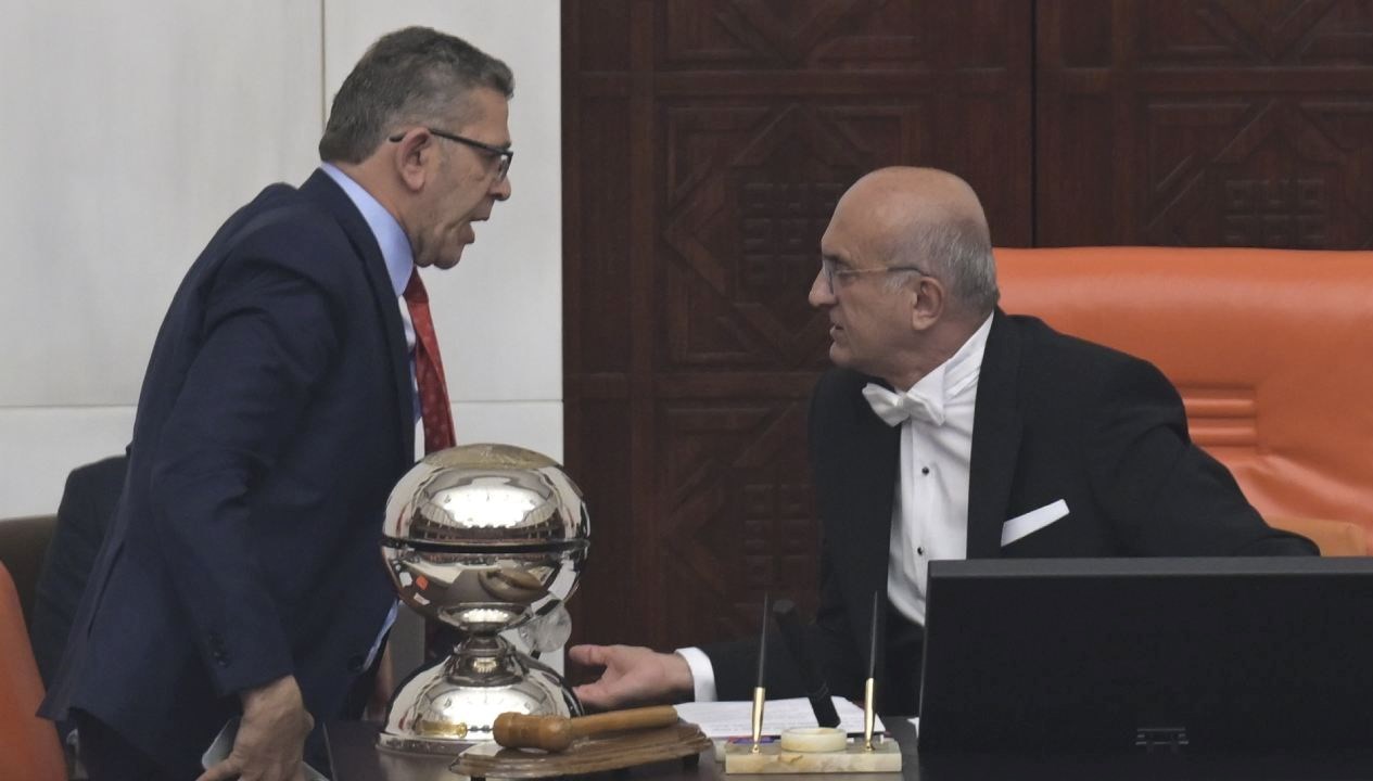 Meclis'te Heyecan Dolu Anlar: İYİ Partili Üye Başkanlık Kürsüsüne Vurunca...