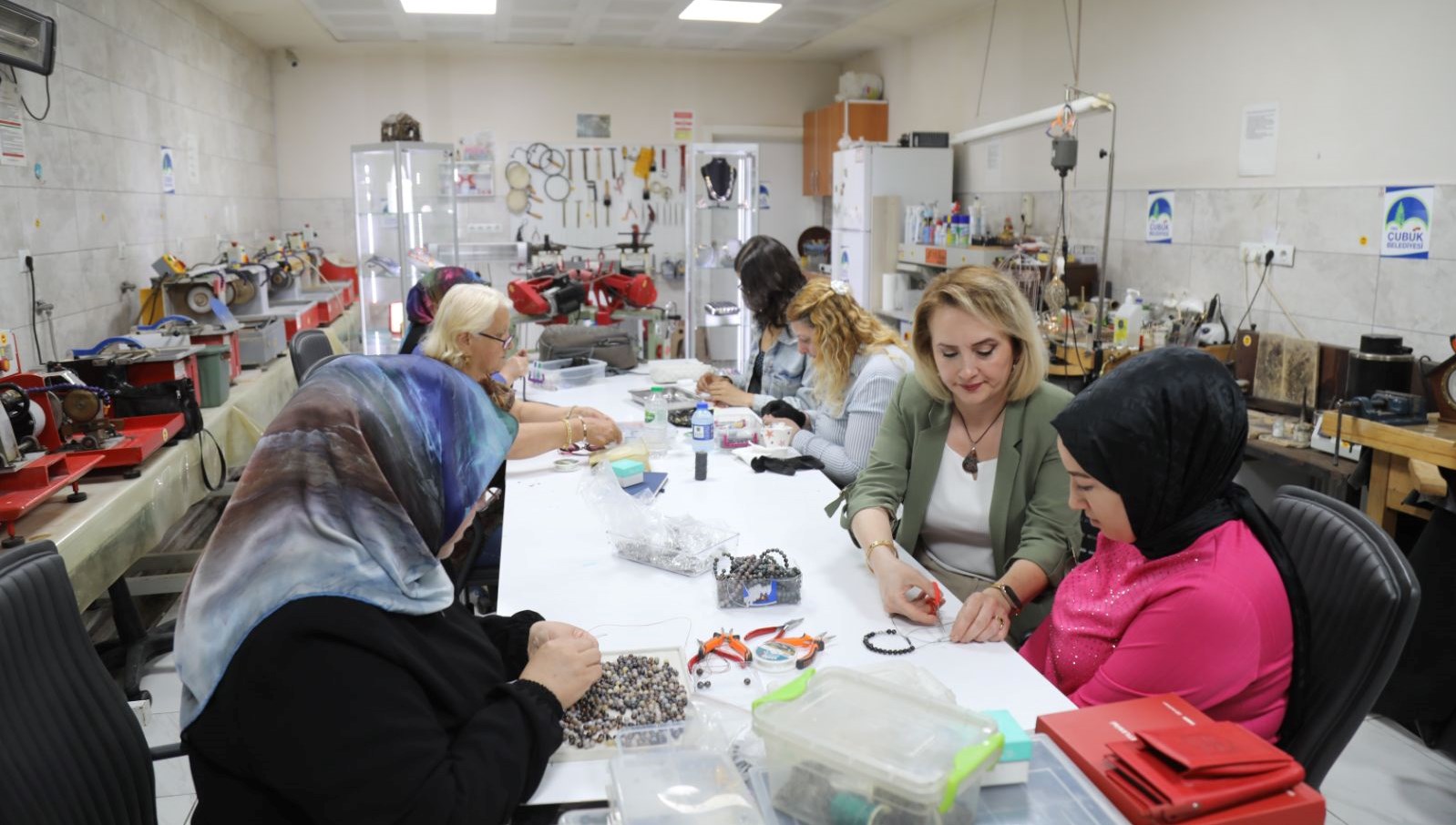Kadınların Yetenekleriyle Parlıyan Takılar: Aile Bütçesine Destek Oluyor