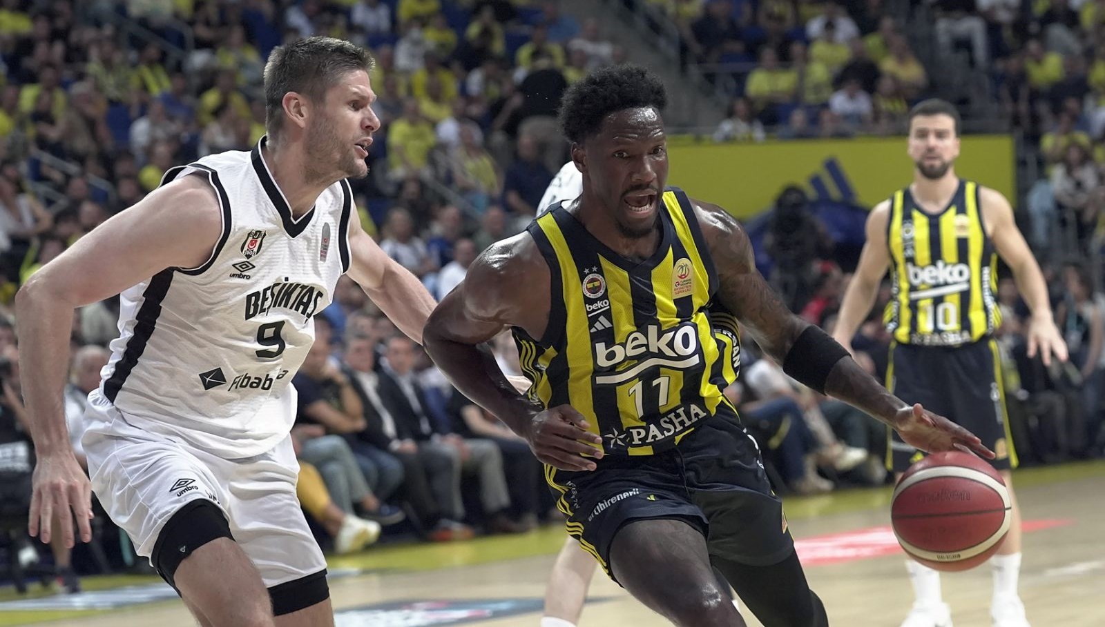 Fenerbahçe Önde, Beşiktaş Kayıpları Telafi İçin Sahada: Kritik Üçüncü Mücadele!