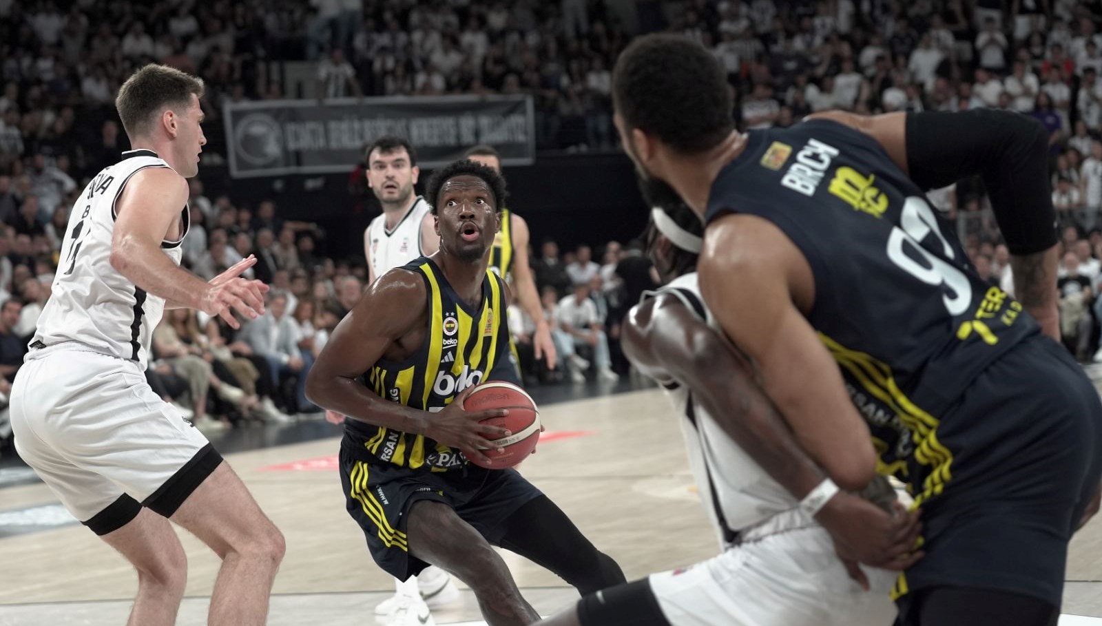 Fenerbahçe, galibiyet serisini 3-1’e taşıdı!
