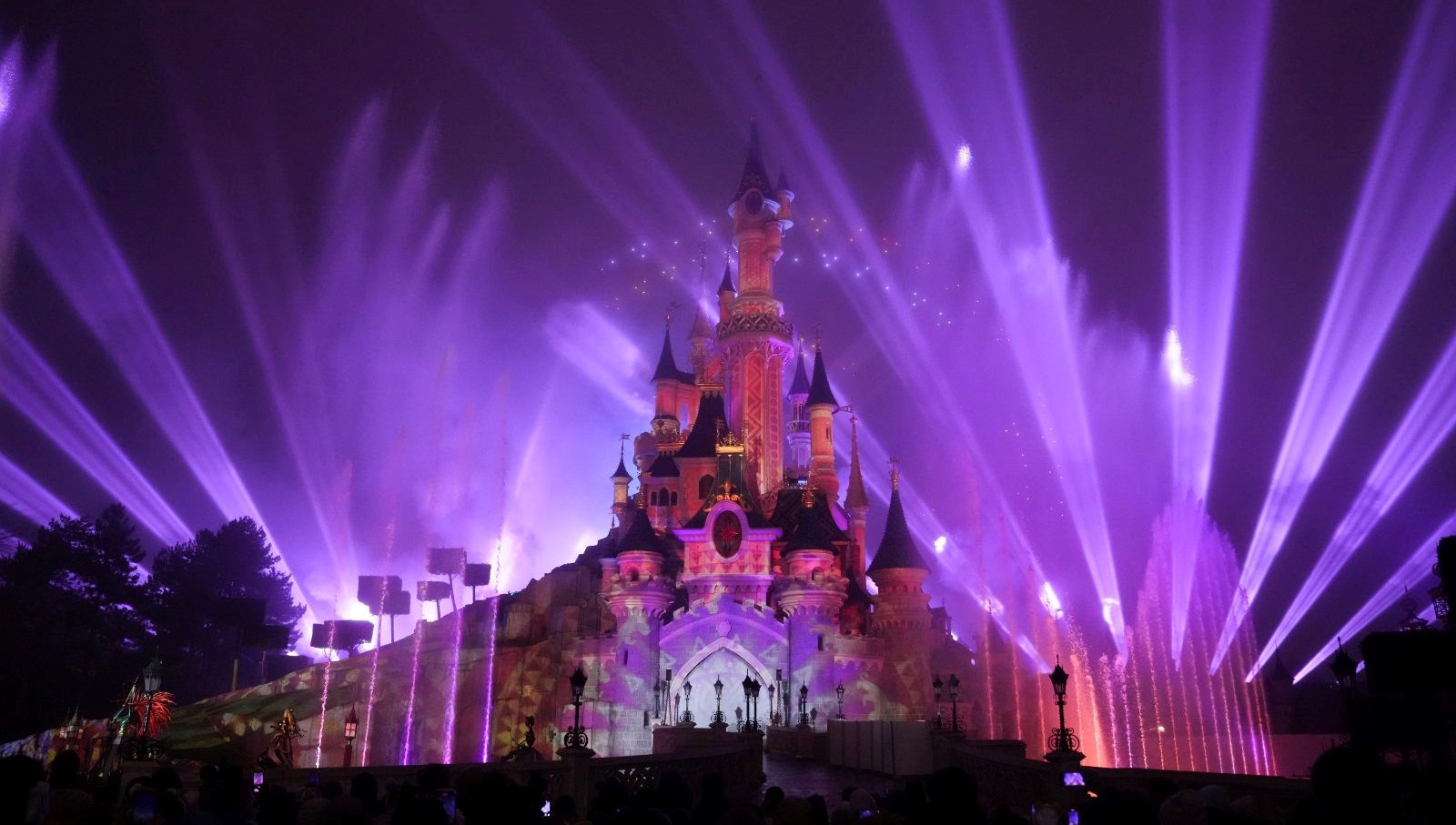 Disneyland'de Şok Gerçek: 115 Bin Sterlinlik Sahte Düğün ve
