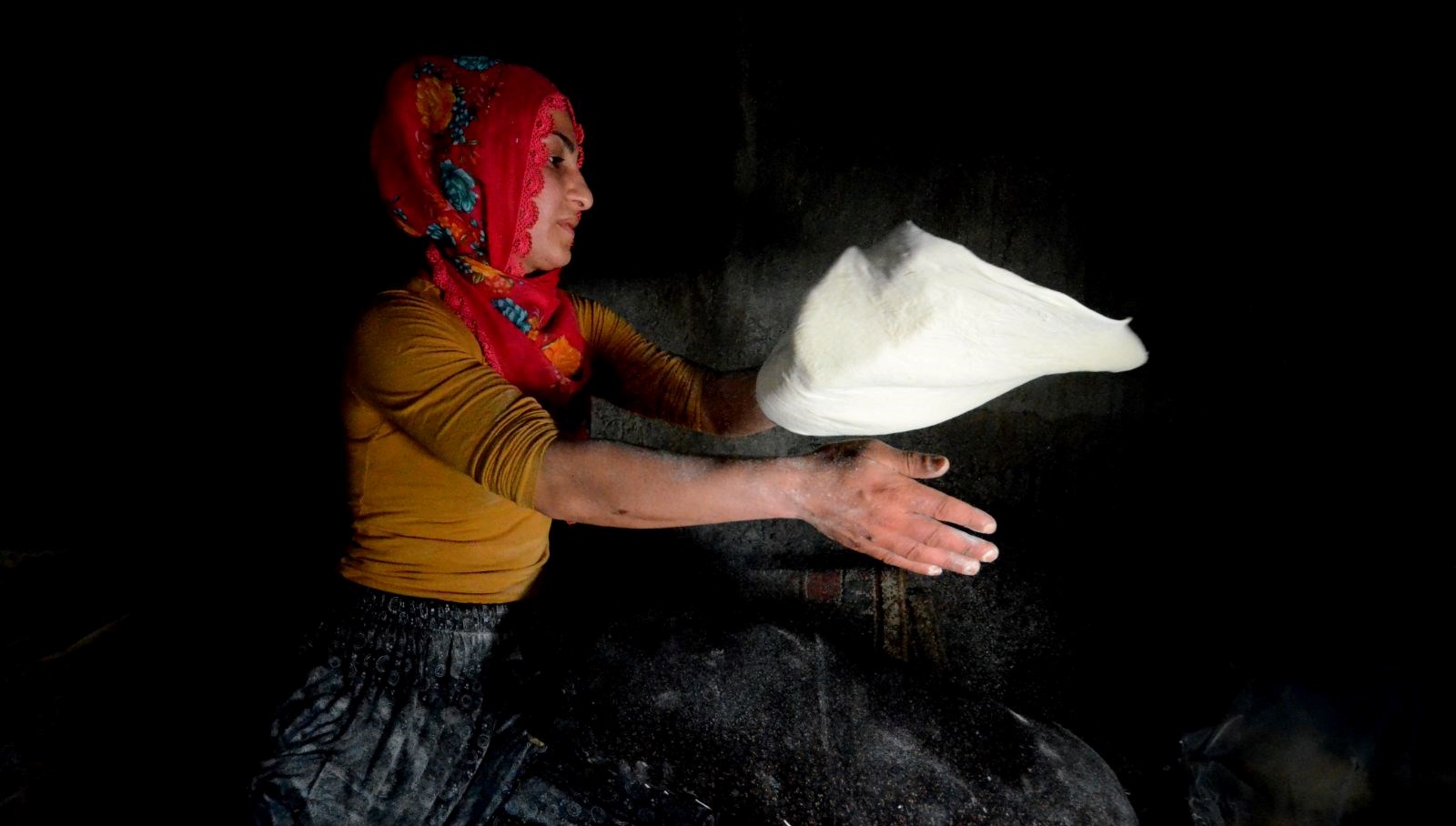 Kars'ta Kadınların Yaz Sıcaklarında Tandırda Lezzet Yarışı: Ekonomik ve Sağlıklı Seçim!
