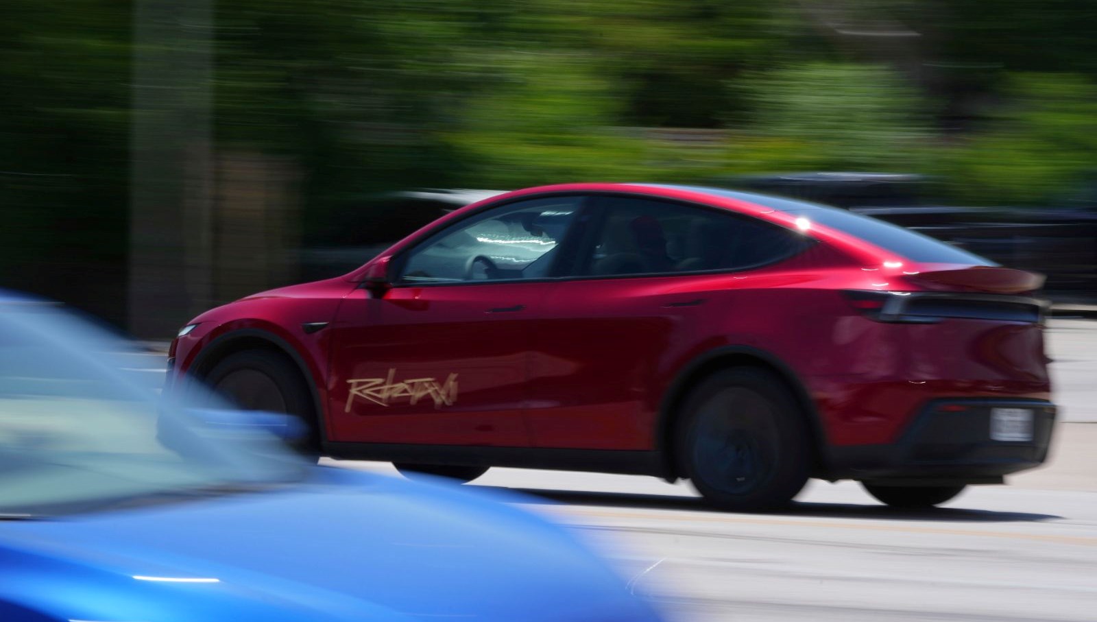 Musk’ın Yeni Robotaxi Deneyi Hüsranla Sonuçlandı: Hız Sınırını Aşarak Yanlış Şeride Girdi!