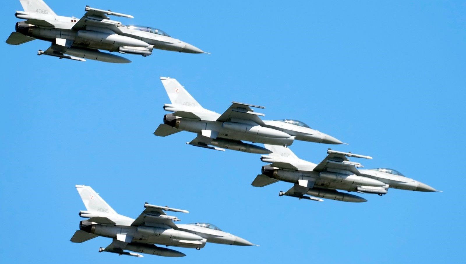 Hollanda, Romanya'ya 18 adet F-16 uçağı hediye etti!