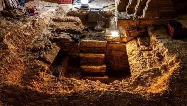 İhya edilen merdiven, 400 yıllık gizli mezarı gün yüzüne çıkardı: Tabutlar ve iskeletlerle dolu bir tarih!