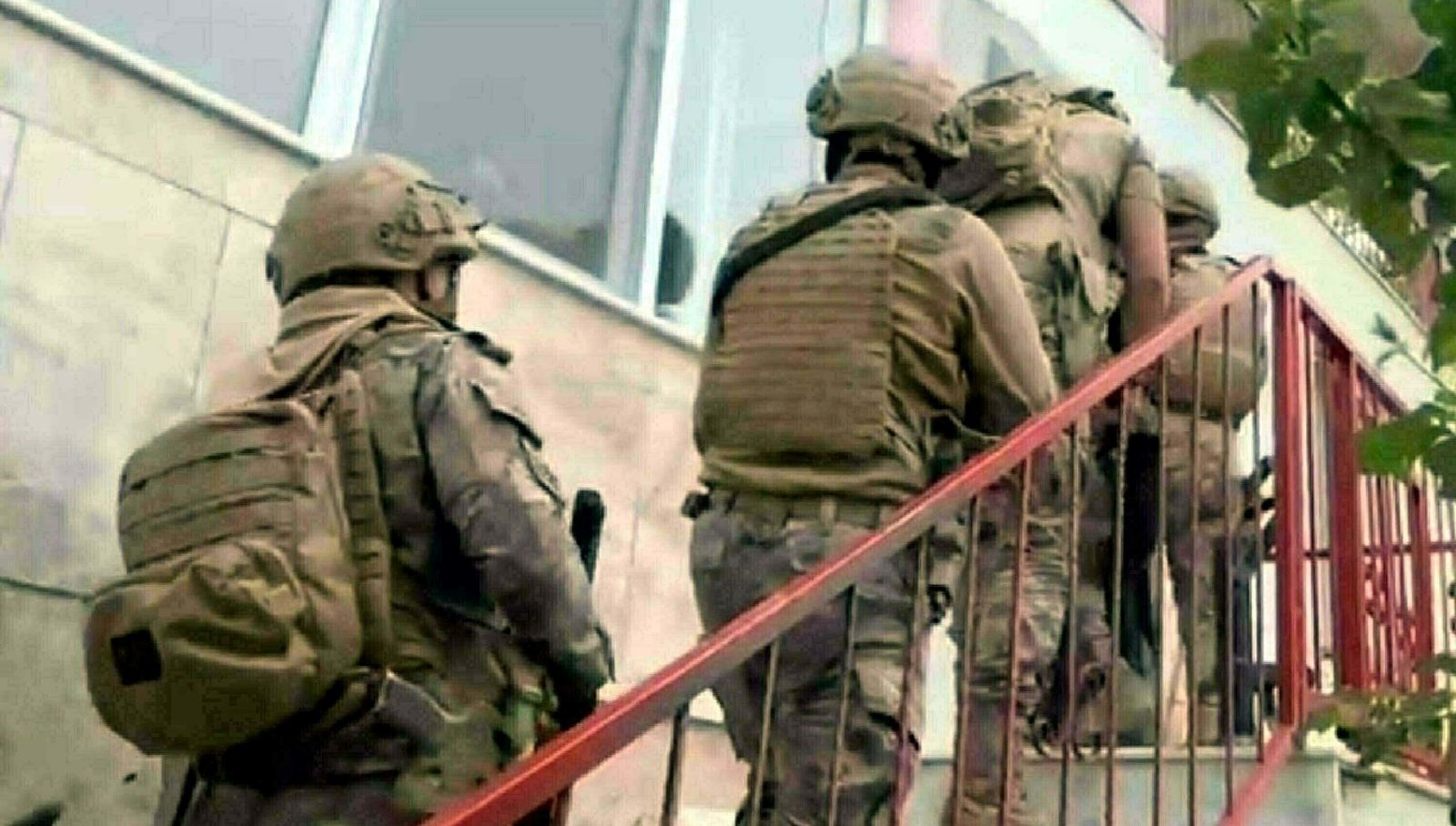 FETÖ'ye Yönelik Geniş Kapsamlı İzmir Operasyonu: 13 Polis Gözaltına Alındı