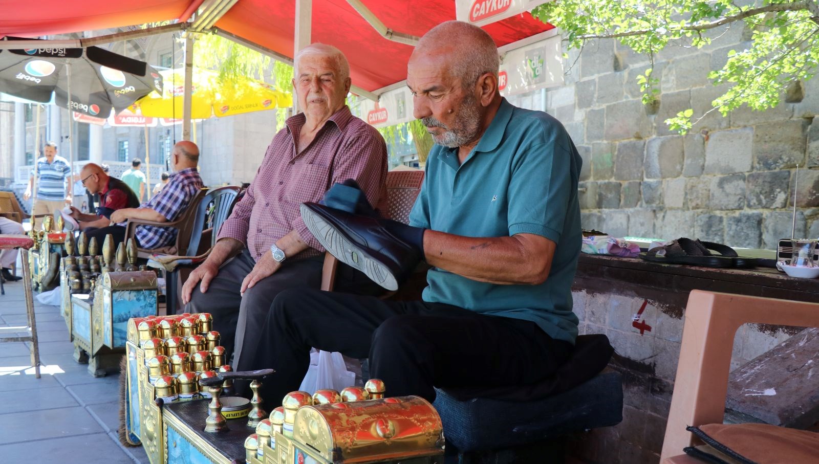 Tarihi Surların Gölgesinde Üç Kardeşten Yanmaz Ayakkabılar!