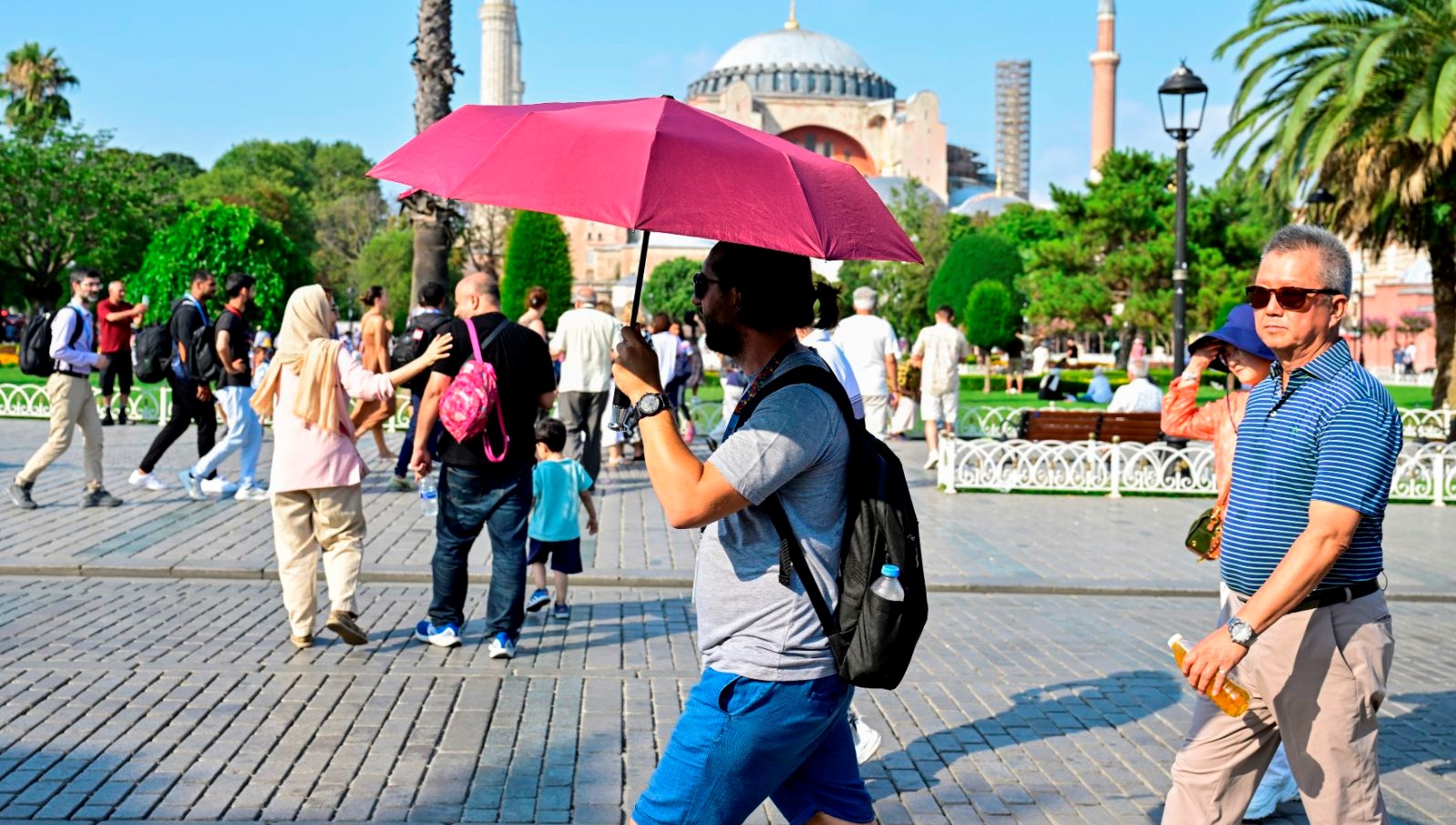 İstanbul'da Sıcaklık Rekoru: Gölgeye Sığınmak Yetmiyor, Termometre 42'ye Tırmanacak!