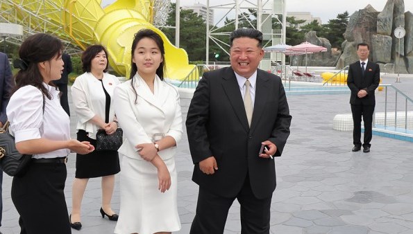 Ülkeye Girişi Yasak: Kim Jong Un'un Eşinin Şatafatlı Çanta Pozu!