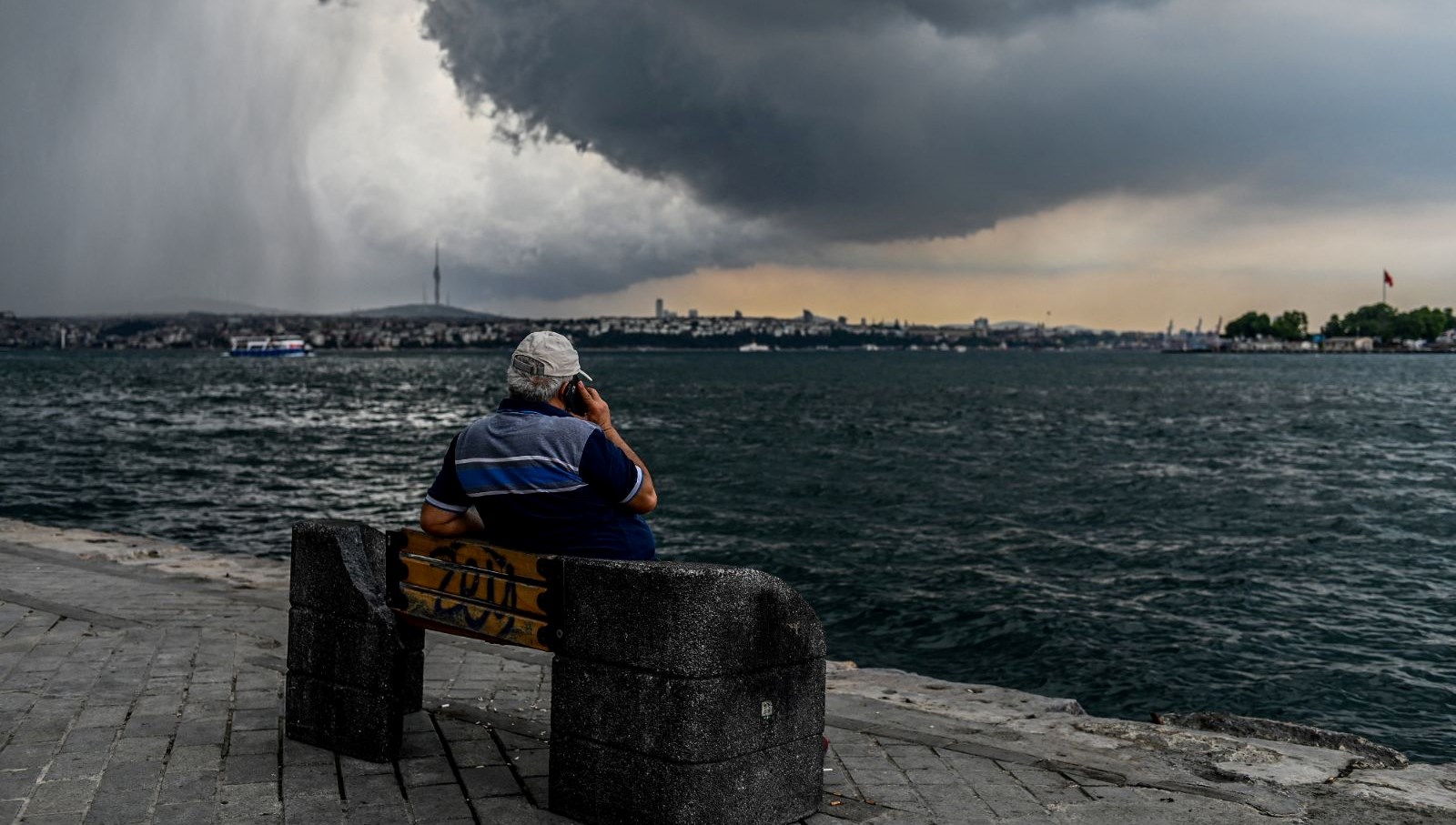 İstanbul'da Denize Girmek Yasak: Sağanak ve Fırtına Alarmı Verildi, 21 İl için Önlem Alındı!