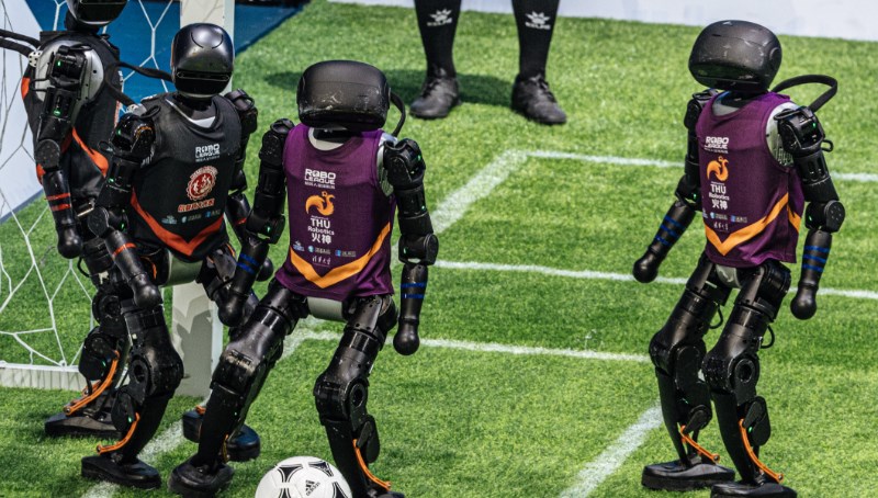 Robotlar Arenada: Futbol Turnuvasında Şaşkınlık Yaratan Anlar!