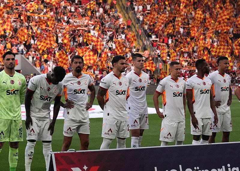 Galatasaray'dan ayrıldığını duyurdu, yeni kulübüne resmen transfer oldu: