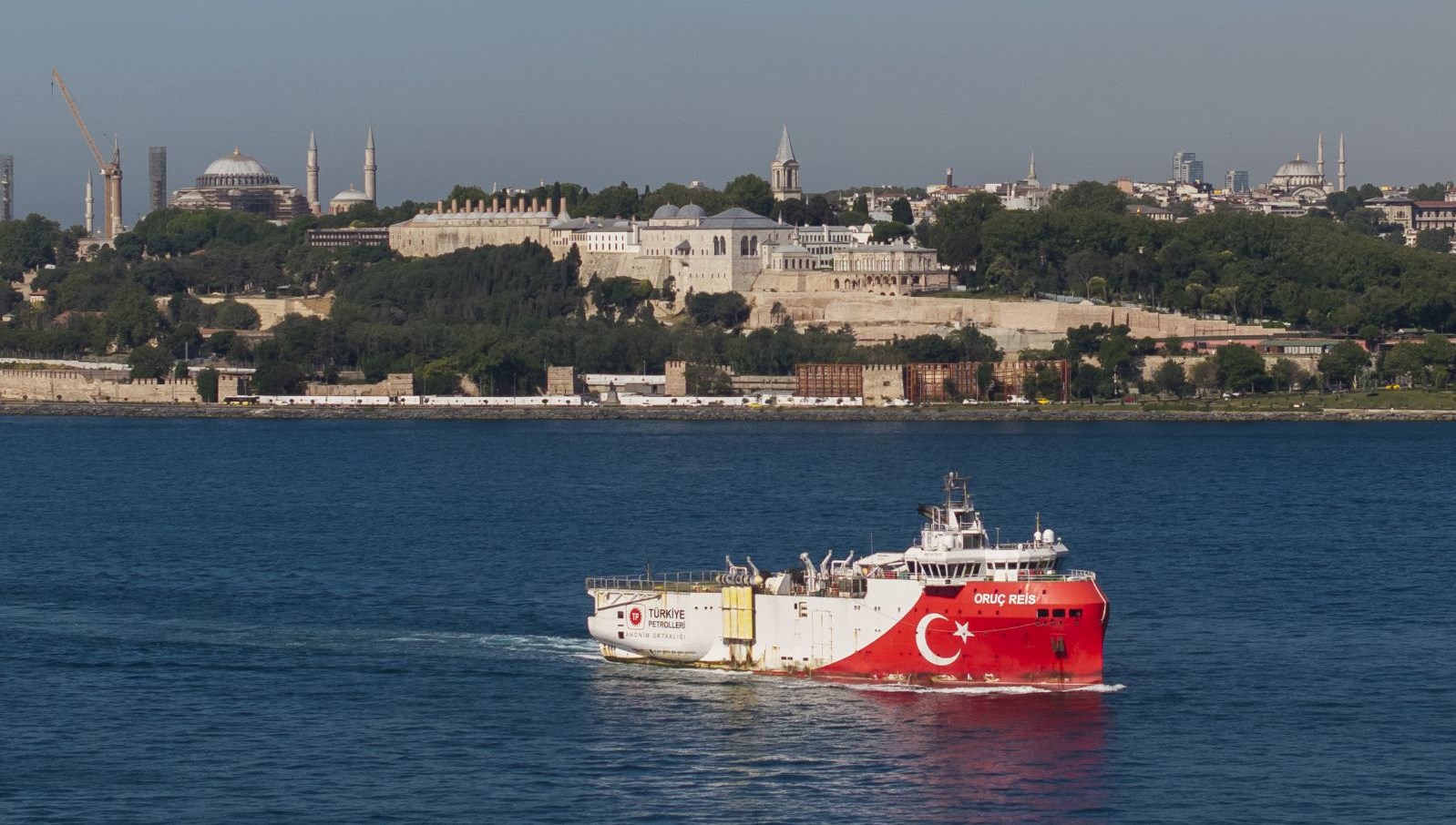 Oruç Reis Gemisi İstanbul Boğazı'nda Gövde Gösterisi Yapıyor!