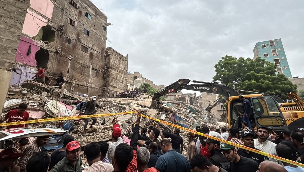 Pakistan'da Facia: Beş Katlı Bina Göçtü, 5 Kişi Hayatını Kaybetti