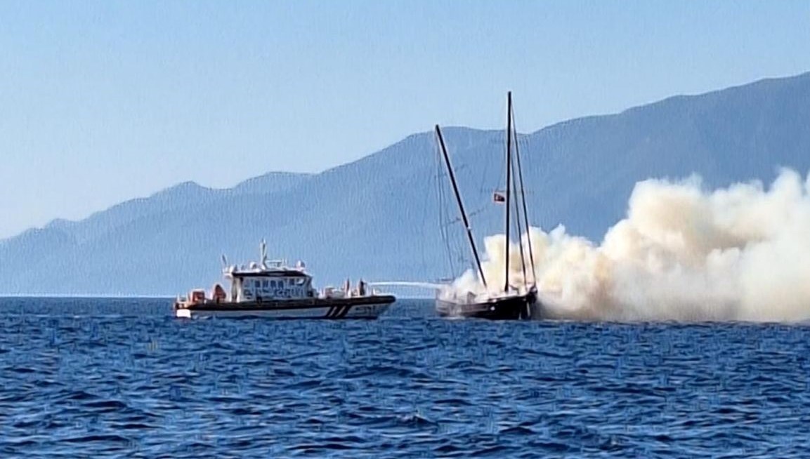 Bodrum Açıklarında Korkutan Anlar: Alev Alev Yanan Gemi Suyun Altında!