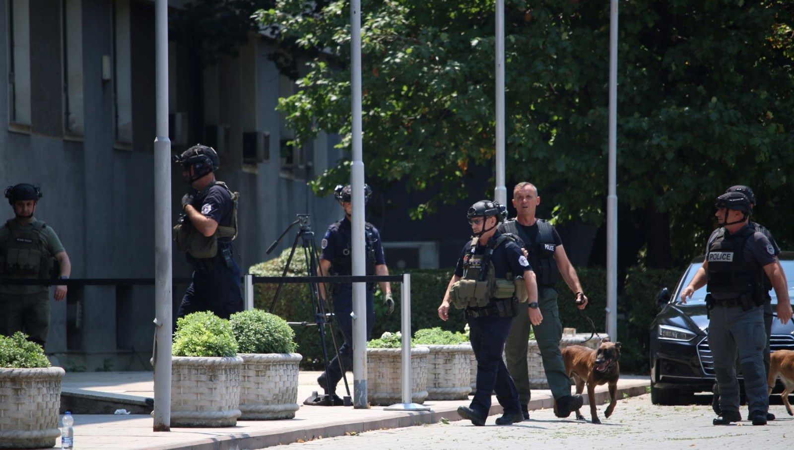 Kosova Meclisi'nde Tehlikeli Anlar: Bomba İhbarı Gündemde!