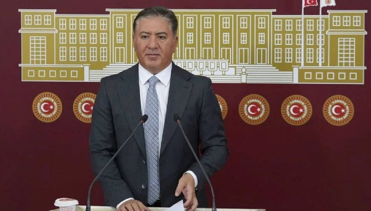 CHP'li Emir, Sahne Kazasında Yaralandı: Kaburgasında Kırık Tespit Edildi
