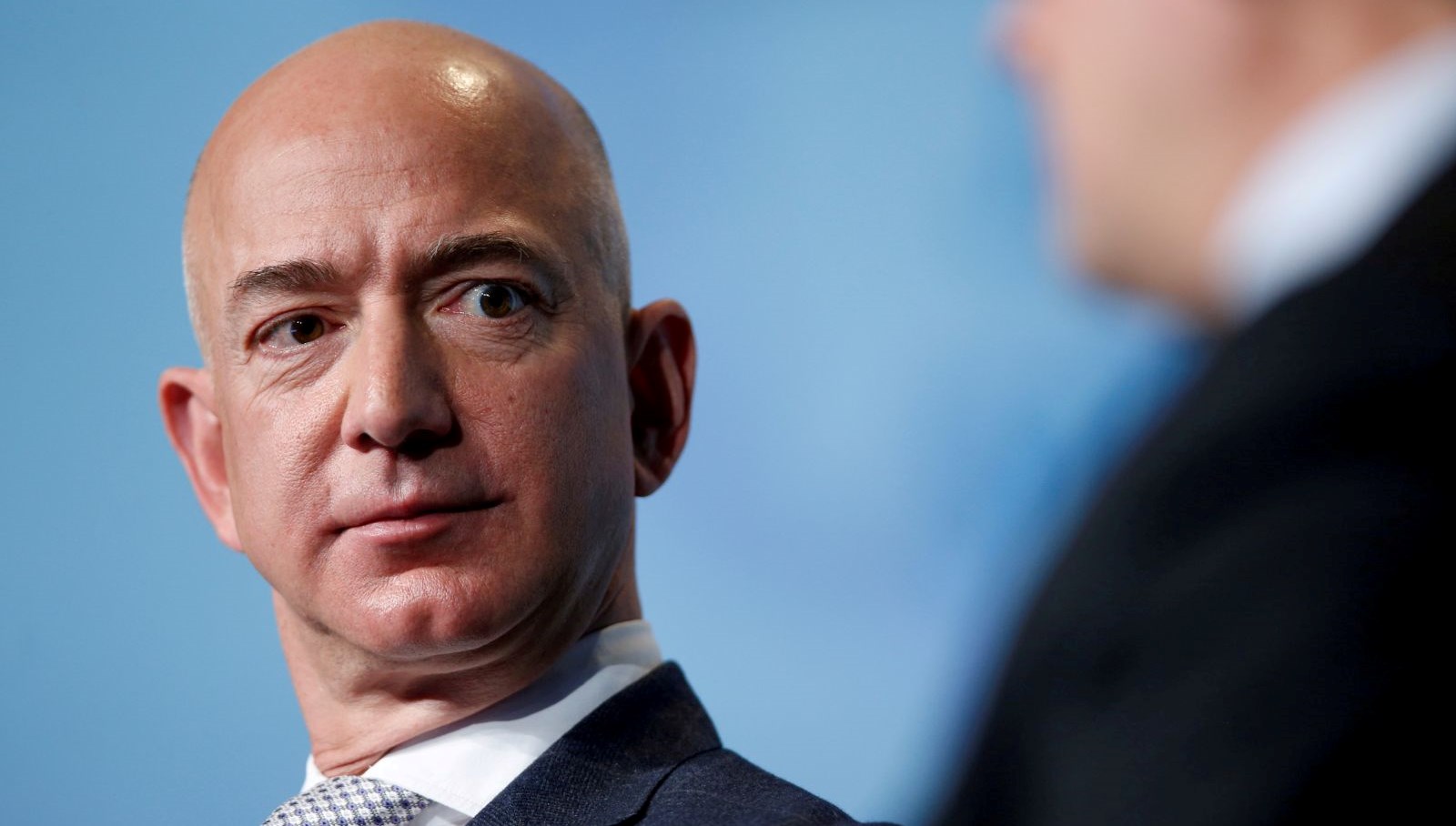 Bezos'un 100 Milyon Dolarlık Uydusu Uzayda Gizemli Bir Şekilde Kayboldu