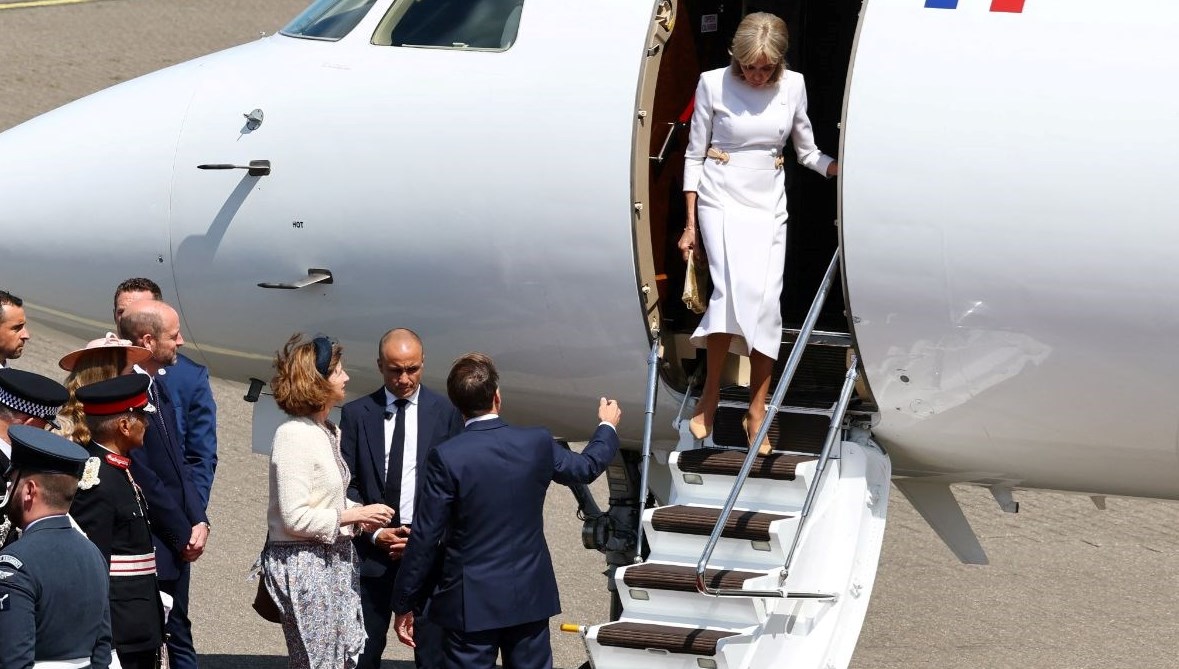 Macron Ailesinde Gerginlik: Eşinin Gözleri Daldı, Elini Uzattı!