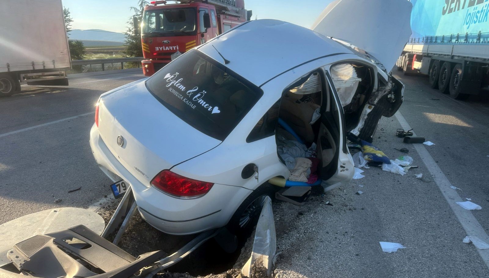 Afyonkarahisar'da Trafik Faciası: Üstenmen Hayatını Kaybetti, Eşi Yaralı