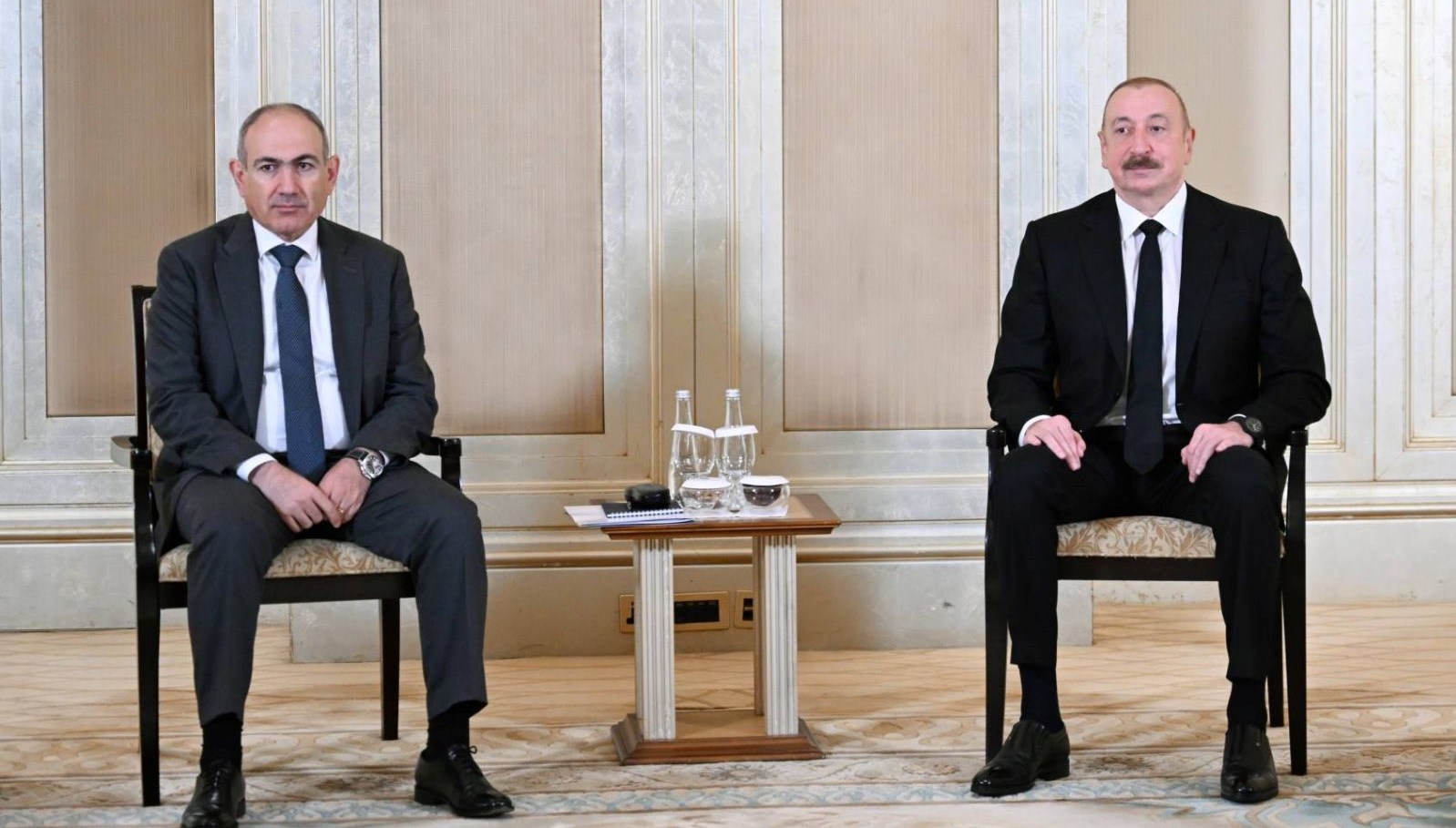 Aliyev ve Paşinyan Abu Dabi'de Barış İnisiyatifi İçin Buluştu