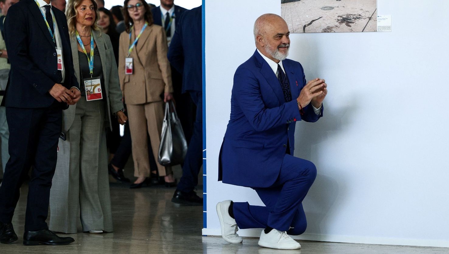 Arnavutluk Başbakanı Rama, Meloni’nin Karşısında Yine Eğilip Aldı!