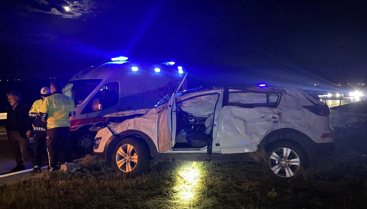Refüje çarpmanın feci sonuçları: 1 hayatını kaybetti, 4 kişi yaralandı